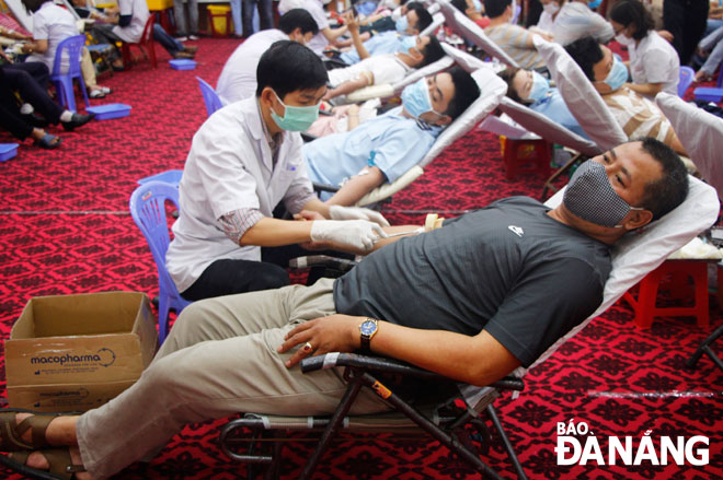 Đoàn viên, công chức, viên chức, lao động thành phố hiến máu tình nguyện ngày 28-2. 	    	          Ảnh: XUÂN DŨNG