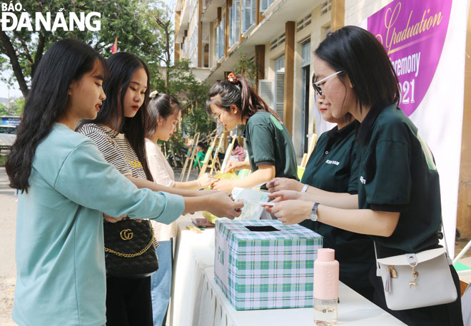Sinh viên Trường Đại học Kinh tế (Đại học Đà Nẵng) tham gia đổi giấy/pin lấy quà. (Ảnh chụp tháng 1-2021).  Ảnh: T.TÌNH	