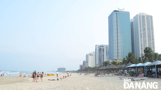 More attention-grabbing night-time entertainment tourism services will be created along My An beach. Locals and visitors are seen at the My An beach.