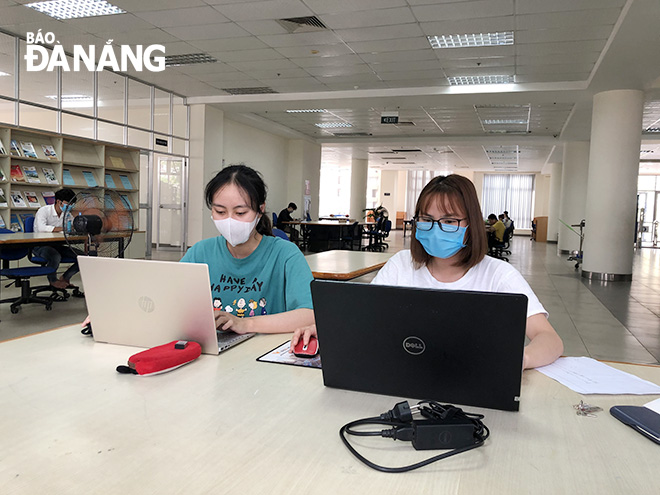 UD students follow the face mask rule whilst being present at libraries.