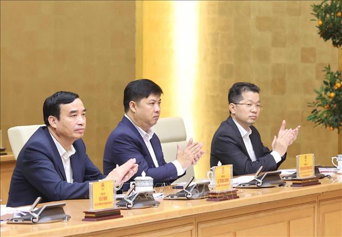  Da Nang Party Committee Secretary Nguyen Van Quang (right), municipal Party Committee Deputy Secretary cum People's Council Chairman Luong Nguyen Minh Triet (centre), and municipal Party Committee Deputy Secretary cum People's Committee Chairman Le Trung Chinh (left) attending the Monday morning meeting on the adjustments to the master plan for Da Nang’s major developments by 2030, with a vision towards 2045