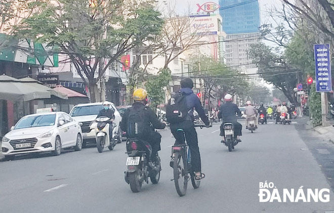 Để bảo đảm an toàn giao thông, học sinh cần tuân thủ các quy định về an toàn giao thông khi đi xe máy điện, xe đạp điện trên đường phố. Ảnh: TRƯỜNG SƠN