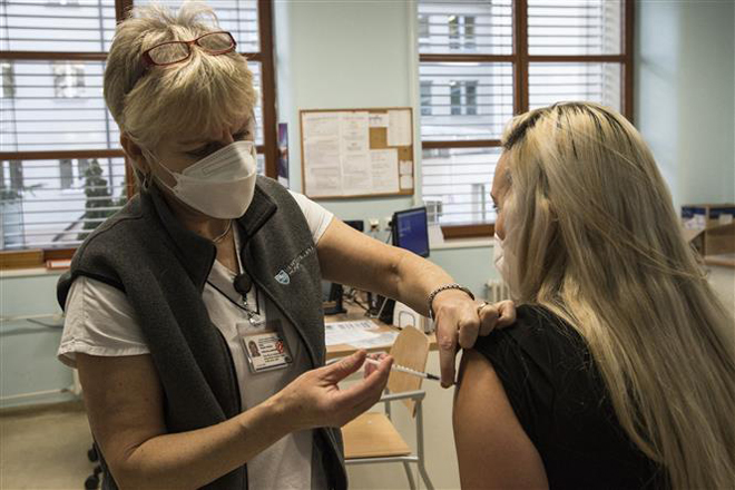 Nhân viên y tế tiêm vaccine ngừa Covid-19 Pfizer-BioNTech tại Prague, CH Séc ngày 27-12-2020. Ảnh: AFP/TTXVN