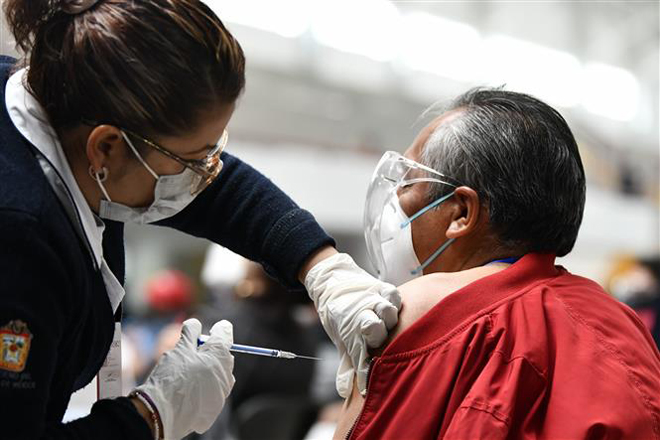 Nhân viên y tế tiêm vaccine phòng Covid-19 cho người dân tại Ecatepec, Mexico, ngày 22-2-2021. Ảnh: THX/ TTXVN