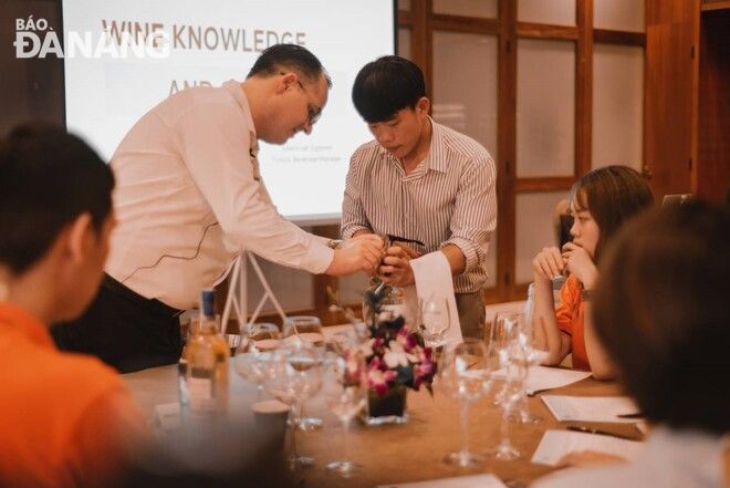 Under the guidance of Mr Edwin van Egmond – Food and Beverage Manager of Furama Resort Danang, the students have in-depth knowledge of history, process, and classification of wines.