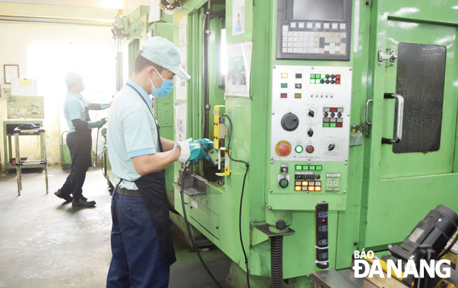 2021 will see work start on a modern manufacturing factory in the Da Nang Hi-Tech Park. Workers are pictured working at a factory located in the Da Nang Hi-Tech Park.