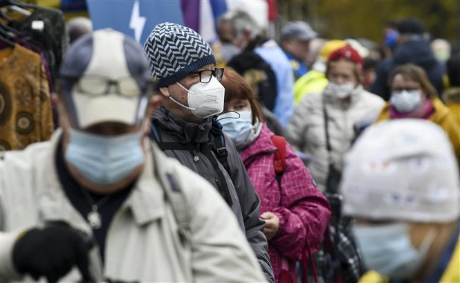 Người dân đeo khẩu trang phòng lây nhiễm COVID-19 tại Helsinki, Phần Lan. Ảnh: AFP/ TTXVN