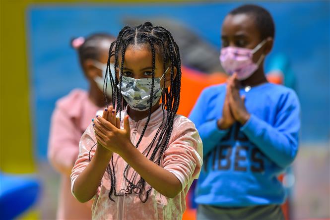 Học sinh thực hành sát khuẩn tay nhằm ngăn dịch COVID-19 lây lan tại lớp học ở Addis Ababa, Ethiopia, ngày 23/2/2021. Ảnh: THX/TTXVN