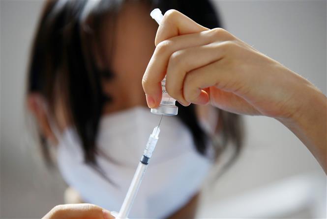 Nhân viên y tế chuẩn bị tiêm vaccine ngừa COVID-19 của hãng AstraZeneca tại nhà dưỡng lão ở Seoul (Hàn Quốc) ngày 2/3/2021. Ảnh: YONHAP/TTXVN