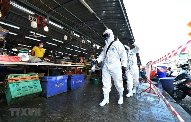 Medical workers disinfect a market in Samut Sakhon, Thailand (Photo: Xinhua/VNA)