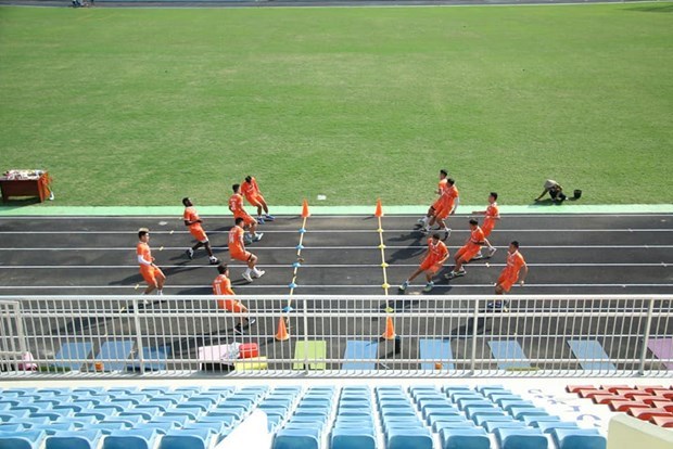 Football players are training hard for V.League 2021 (Photo: VNA)