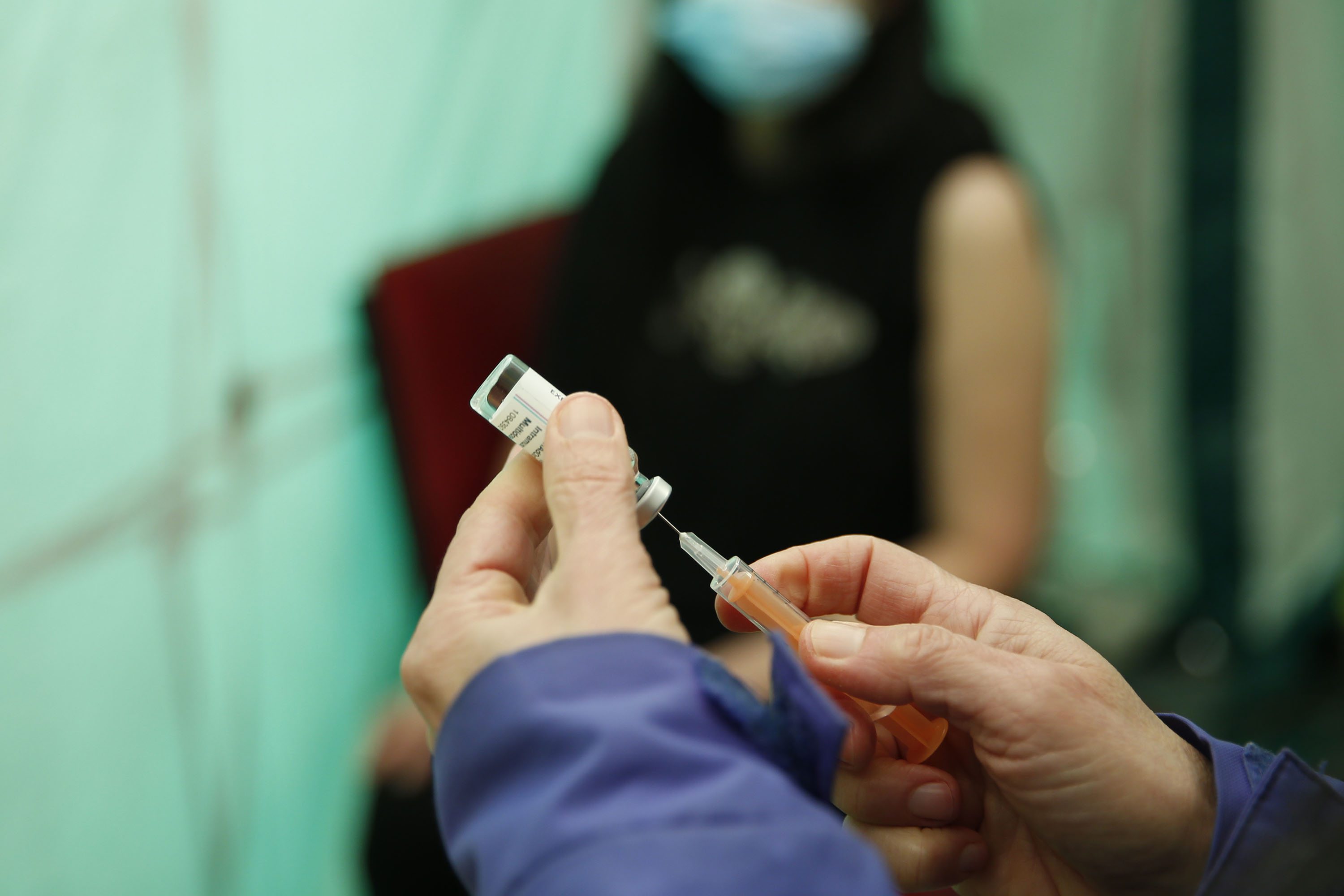 Hơn 30% dân số Anh đã được tiêm liều vắc-xin ngừa Covid-19 đầu tiên.  Trong ảnh: Một nhân viên y tế chuẩn bị tiêm vắc-xin của Astra-Zeneca/Oxford ở thủ đô London. Ảnh: Getty Images	