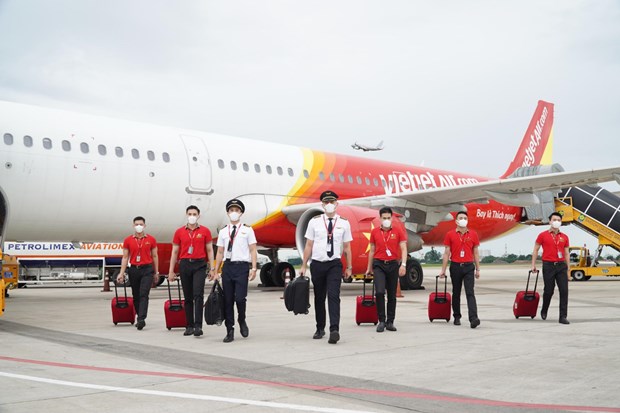 Vietjet crew members wear face masks to prevent COVID-19 (Photo courtesy of Vietjet)