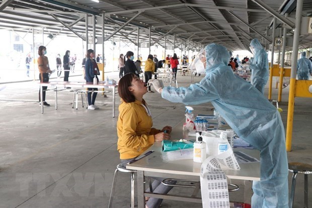 Taking samples for COVID-19 testing in Hai Duong (Photo: VNA)