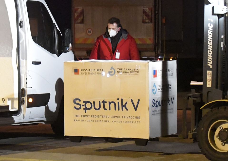 Vắc-xin ngừa Covid-19 mang tên Sputnik V của Nga được vận chuyển đến sân bay Kosice, Slovakia ngày 1-3. 					                 Ảnh: AP