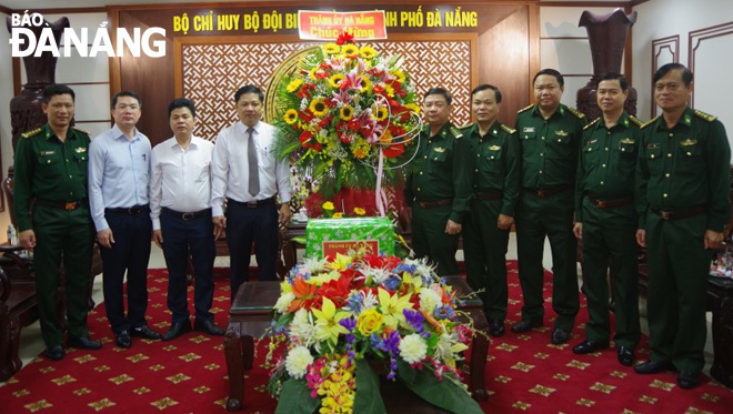 Municipal Party Committee Deputy Secretary cum People's Council Chairman Luong Nguyen Minh Triet (4th left) and representatives from the Da Nang Border Guard High Command