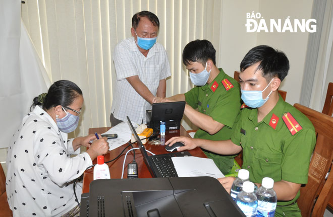 Police in Ngu Hanh Son District taking fingerprints of a female resident of My An Ward for the issuance of chip-based ID card