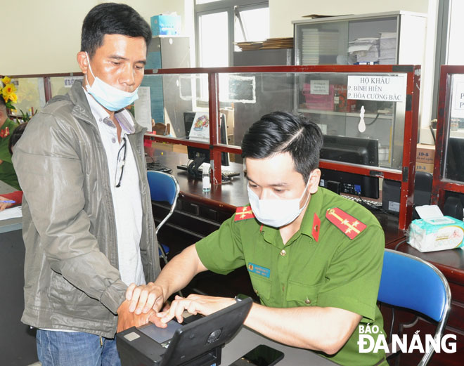 A resident of Hai Chau District has his fingerprints taken by local police for for the issuance of digital ID card