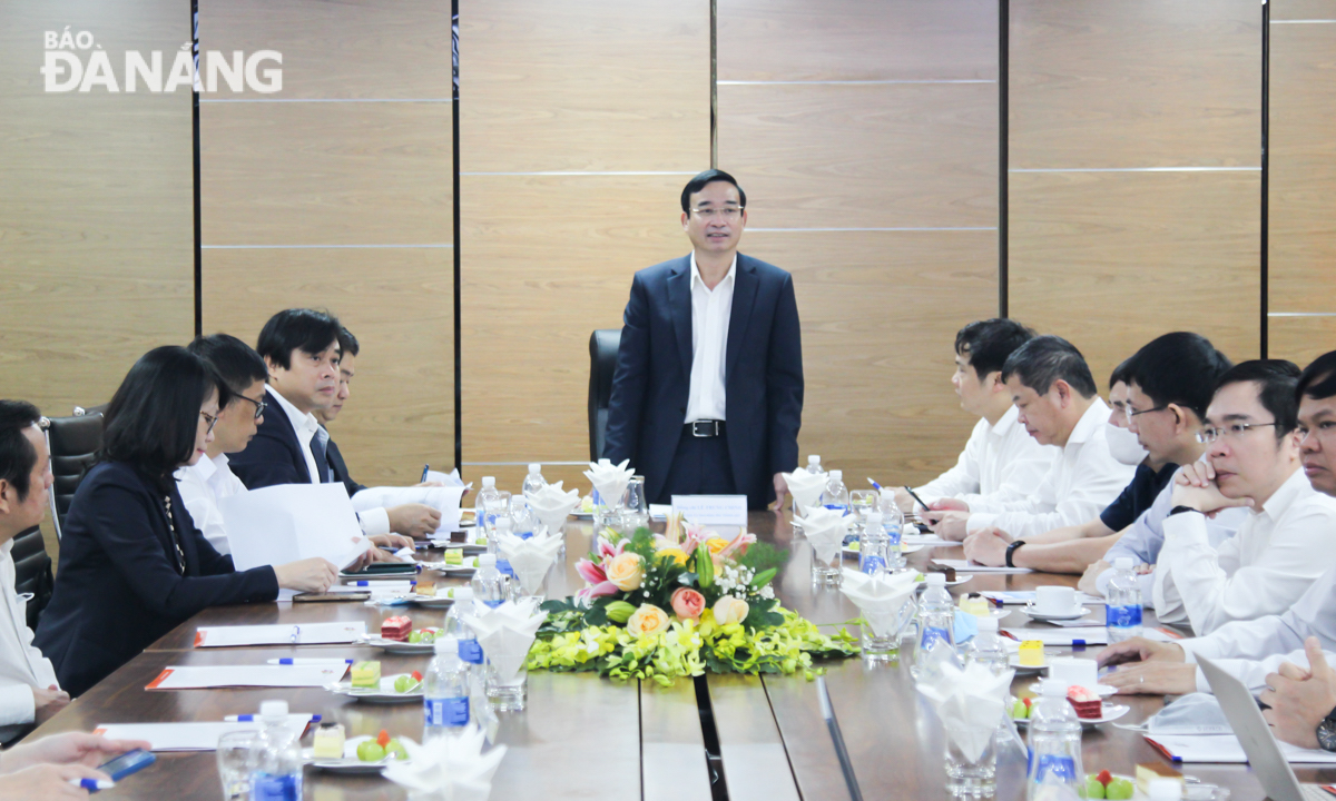 Da Nang People's Committee Chairman Le Trung Chinh address his Thursday meeting with representatives from Viet Nam-based multinational FPT Corporation.