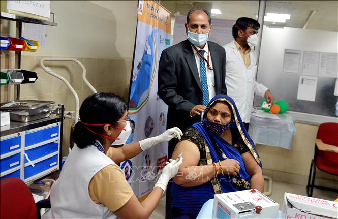 Tiêm vaccine ngừa COVID-19 cho người dân tại New Delhi, Ấn Độ ngày 1/3/2021. Ảnh: THX/TTXVN