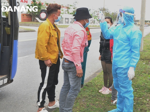 Staffer on duty at a checkpoint based on a section of Ta Quang Buu Street, Hoa Hiep Bac Ward, Lien Chieu District measuring the body temperature of all arrivals in Da Nang