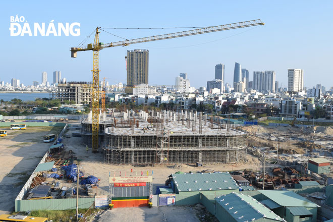 Construction units are striving to shorten the time to complete the construction of the ICT1 building by 31 December 2021, 8 months ahead of schedule set in the project’s construction contract.