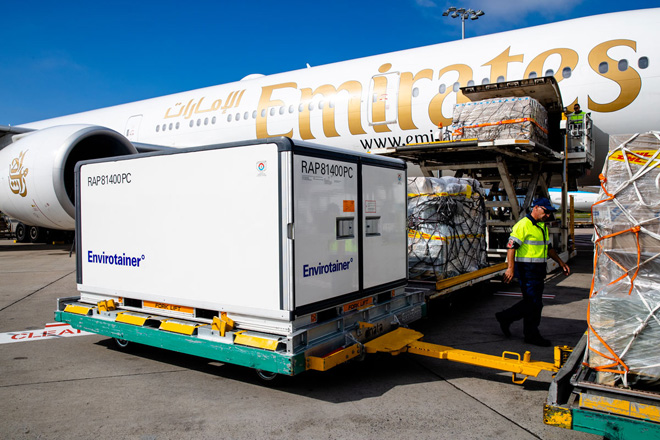 Một container chở vắc-xin ngừa Covid-19 của hãng dược AstraZeneca đến sân bay quốc tế Sydney (Úc) ngày 28-2. 					     Ảnh: Getty Images