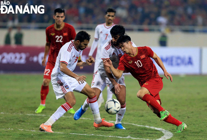 Các tuyển thủ Việt Nam (áo đỏ) cần phải giành được những kết quả tối đa từ 2 lượt trận trước để tránh những rủi ro khi gặp các cầu thủ UAE (áo trắng) ở lượt đấu cuối. 		Ảnh: ĐỨC CƯỜNG