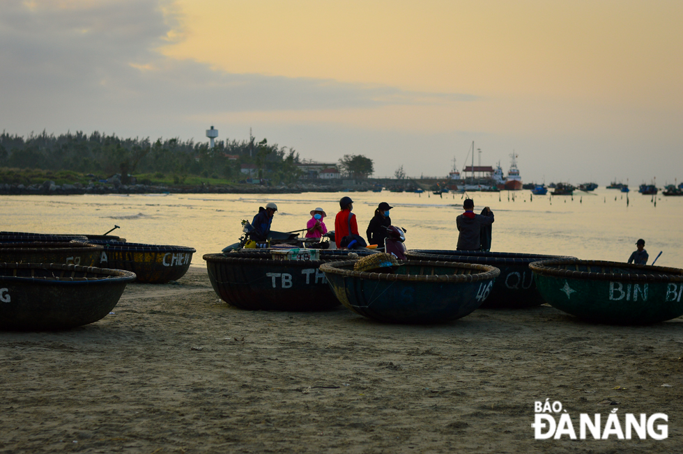  Traders gathering at the beach to wait to buy tiny shrimps before dawn