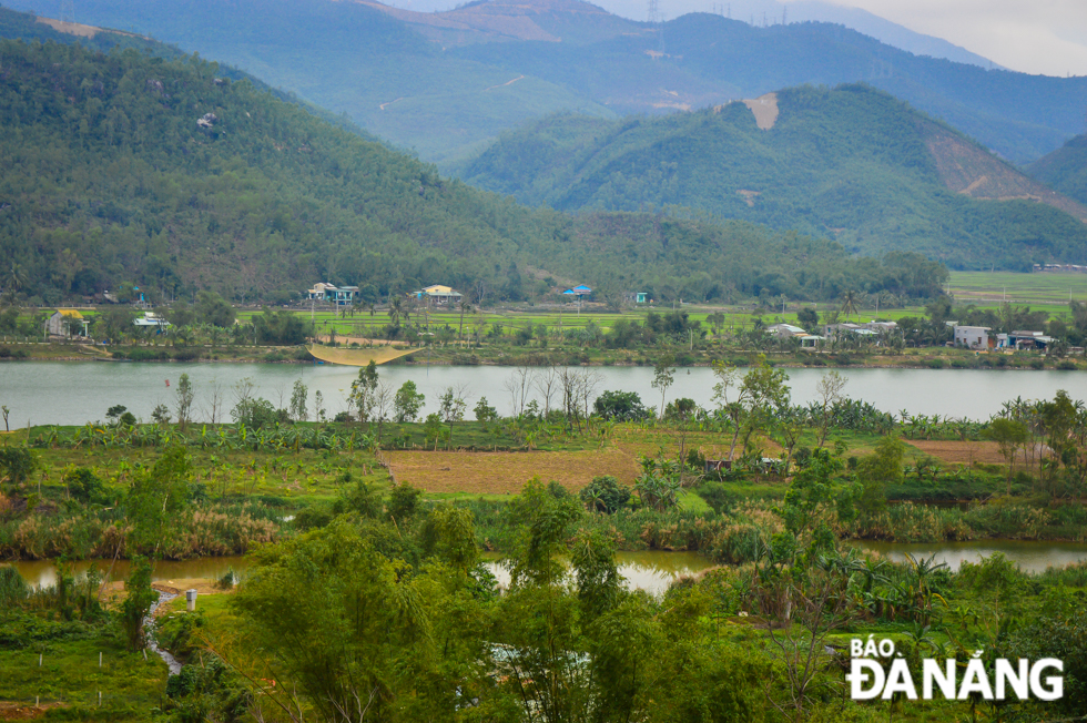  The peaceful scene of a village in Hoa Lien Commune, Hoa Vang District, located along the banks of the Cu De River, seen from the La Son - Hoa Lien route  