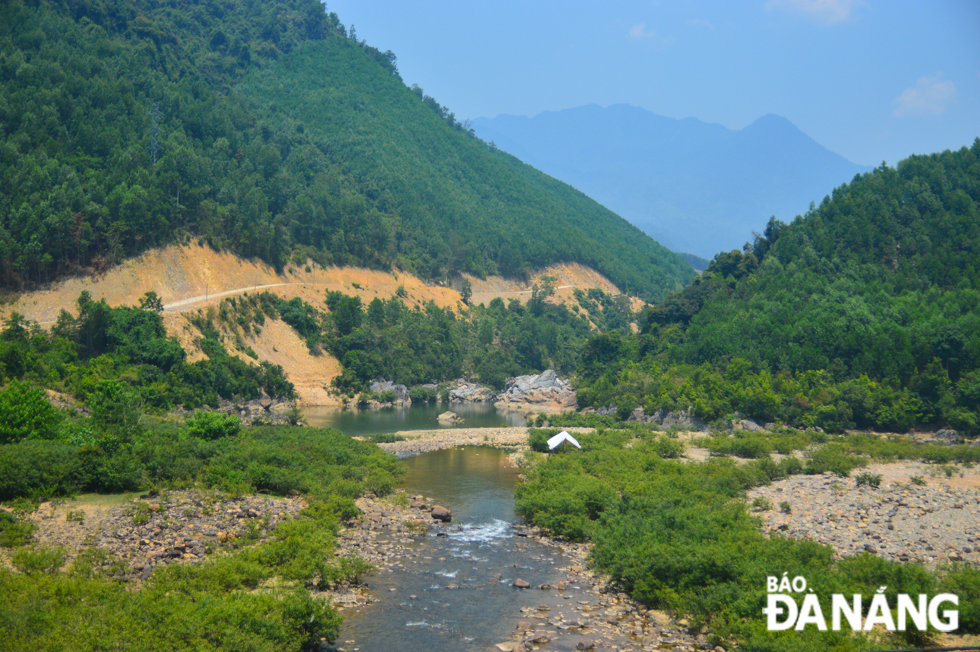  The beautiful scenery of Vung Bot stream in Ta Lang village is seen from the La Son - Tuy Loan expressway section passing through Hoa Bac commune.