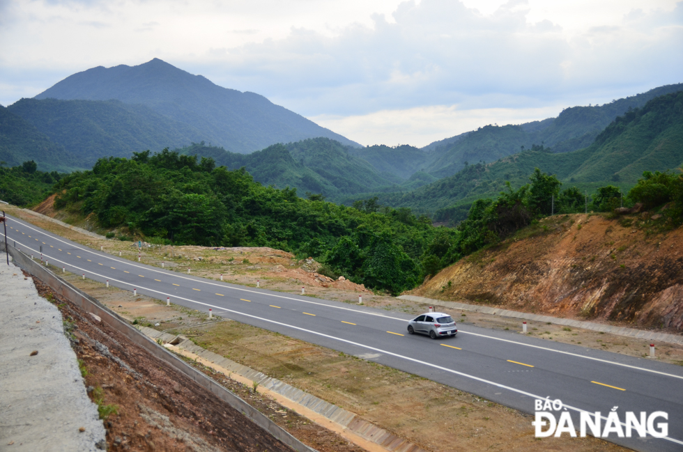  The La Son - Hoa Lien section of the La Son - Tuy Loan expressway is expected to open to traffic by the end of the second quarter of this year. Here is the La Son - Hoa Lien section passing through the Thua Thien Hue Provinc-based Bach Ma mountain range.