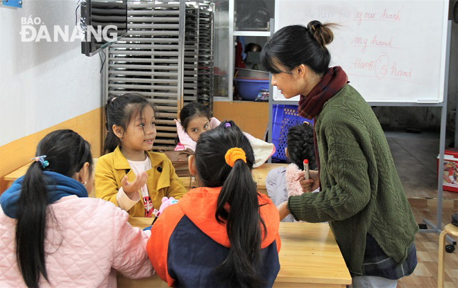  Huynh Le Vuong Mai Thanh, 32, from Cam Le District is one of the volunteers who have joined the English class as a teacher.