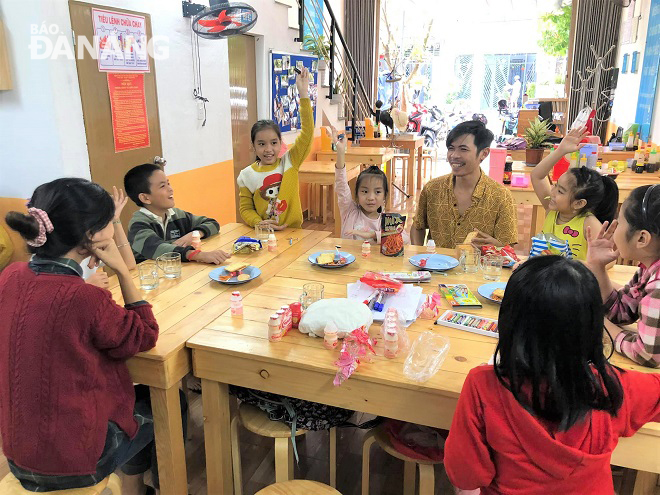   In addition to teaching English vocabulary and grammars to children, the teachers also integrate lessons on kindness, gratitude, and humanitarian love into the class.