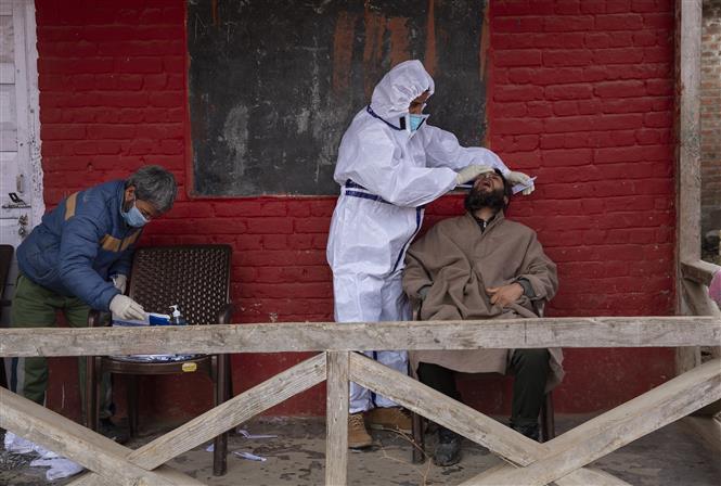 Nhân viên y tế lấy mẫu xét nghiệm COVID-19 cho người dân tại Budgam, tây bắc thành phố Srinagar, thủ phủ mùa hè của khu vực Kashmir do Ấn Độ kiểm soát, ngày 6/3/2021. Ảnh: THX/ TTXVN