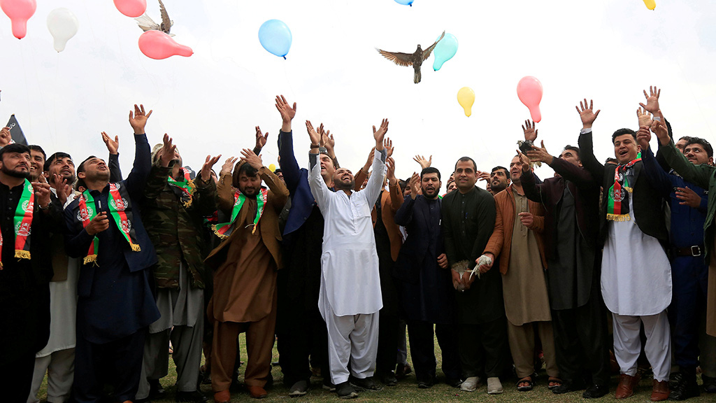 Người dân Afghanistan vui mừng lúc Mỹ và Taliban đạt được thỏa thuận lịch sử hồi tháng 2-2020. Giờ đây, Mỹ cân nhắc việc rút hết quân khỏi Afghanistan. Ảnh: Reuters