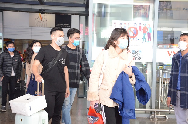  The city's supportive policies help connect sustainable M.I.C.E tourism developers. Tourists arrive at the Da Nang International Airport. 