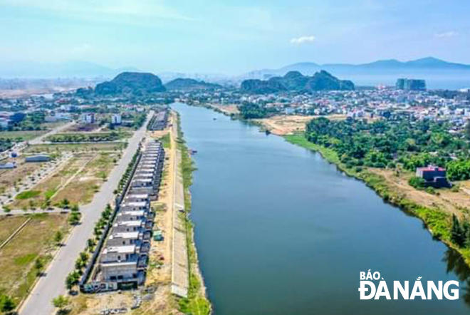The adjusted master plan of Da Nang must ensure the harmony between conservation and development. In the photo is an urban area of Ngu Hanh Son District along the axis of Co Co River.