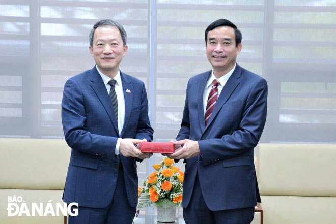 Chủ tịch UBND thành phố Lê Trung Chinh (phải) tặng quà lưu niệm cho ông Ahn Min Sik, Tổng Lãnh sự Hàn Quốc tại Đà Nẵng. Ảnh: L.P