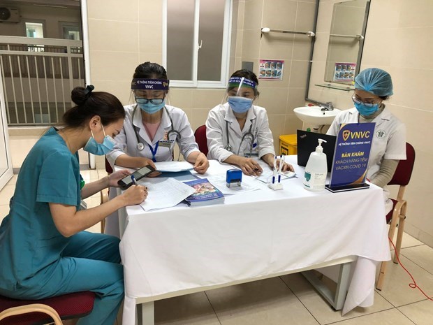 Thanh Nhan Hospital in Hanoi begins giving COVID-19 vaccine shots to 30 staff members who are in regular and direct contact with sources of infection. (Photo: VNA)