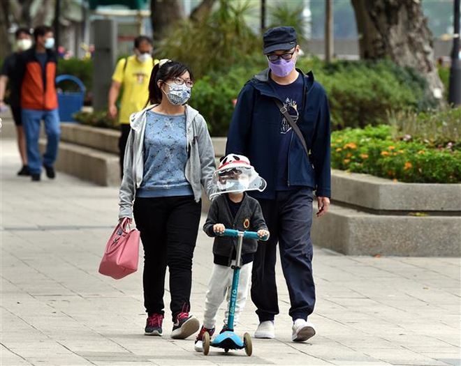 Người dân đeo khẩu trang phòng dịch Covid-19 tại Hong Kong, Trung Quốc, ngày 7-3-2021. Ảnh: THX/ TTXVN