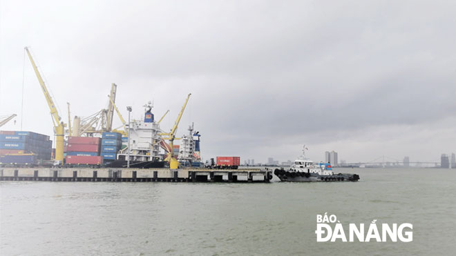  The opening waterway routes connecting Da Nang with Cu Lao Cham and the Ly Son Island will greatly facilitate the development of waterways, especially inland waterway tourism. Here is a corner of the Da Nang-based Tien Sa Port.