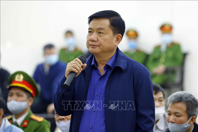 Bị cáo Đinh La Thăng khai báo trước Hội đồng xét xử sơ thẩm vụ án Ethanol Phú Thọ, sáng 8-3. Ảnh: Doãn Tấn/TTXVN