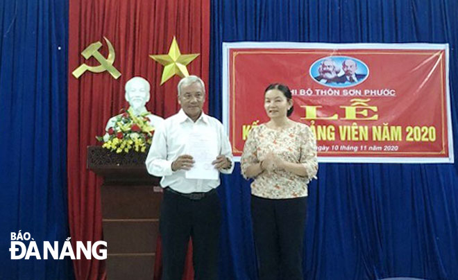 Chi bộ thôn Sơn Phước, Đảng bộ xã Hòa Ninh tổ chức lễ kết nạp Đảng cho ông Đoàn Thiên, Phó trưởng thôn Sơn Phước. Ảnh: TRỌNG HÙNG