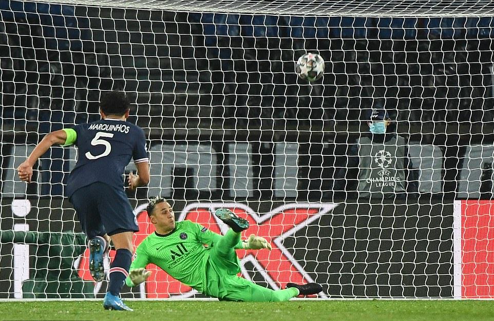 Pha sút penalty của siêu sao người Argentine bị thủ môn Keylor Navas chặn đứng. Ảnh: AFP