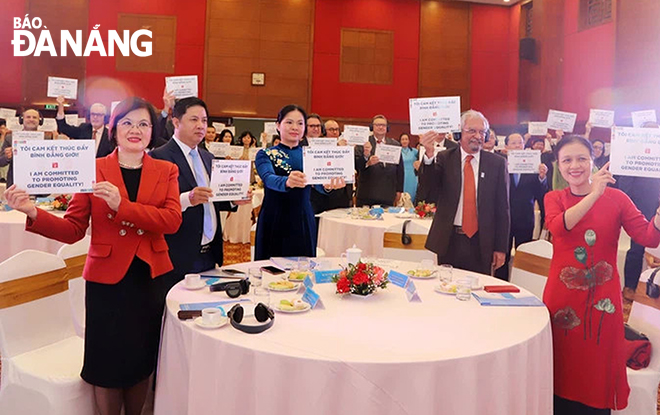 Da Nang Party Committee Deputy Secretary cum municipal People's Council Chairman Luong Nguyen Minh Triet (2nd left) participating in the forum