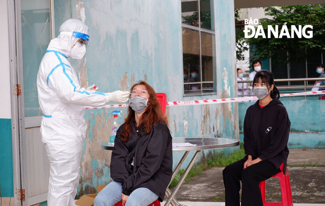 Da Nang medical staffers taking samples for SARS-CoV-2 testing from students in Ngu Hanh Son District on Wednesday morning.