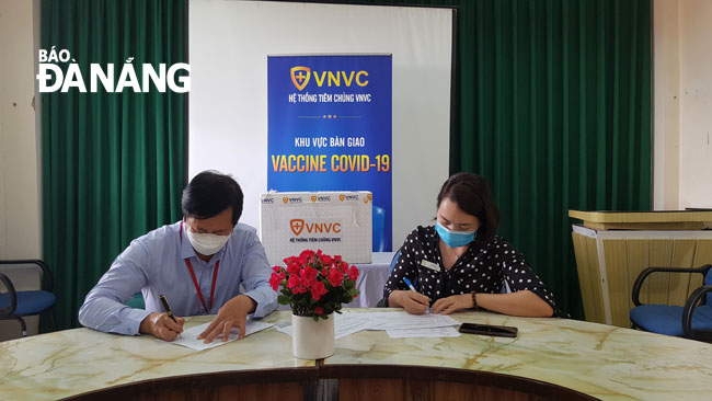 CDC Da Nang completing compulsory paperwork to receive the first 100 COVID-19 vaccine doses from VNVC Da Nang on Thursday morning