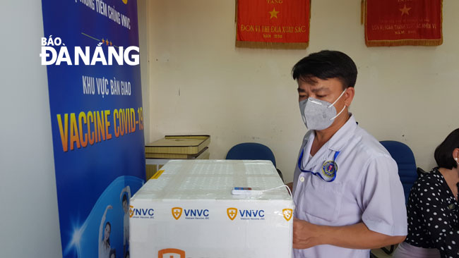 CDC Da Nang staff checking the storage temperature for the vaccine before the reception