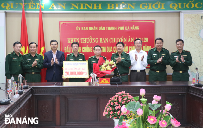 Da Nang People's Committee Vice Chairman Ho Ky Minh (3rd, from left) commending the local border guard on Thursday morning